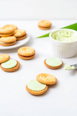 pandan kremalı kurabiyeler