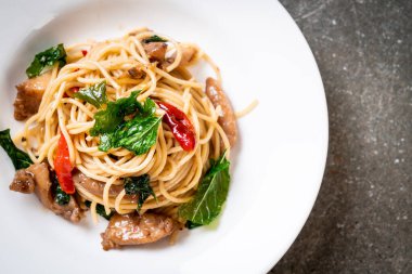 tavuk ve fesleğen ile karıştırın-kızarmış spagetti