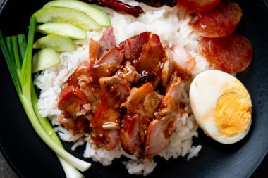 Barbekü soslu kırmızı domuz eti ve üstüne pirinç. 