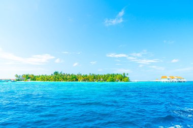 plaj ve deniz ile tropikal Maldivler tatil otel ve ada