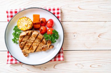 Izgara ve ızgara fileto domuz bifteği ve sebze.