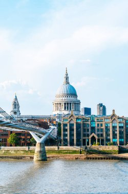 Gün batımında St Pauls Katedrali ve Milenyum Köprüsü