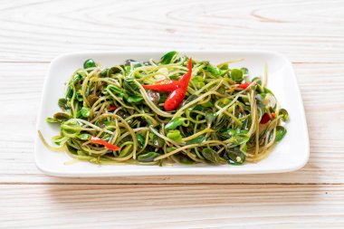 Istiridye sosu ile Kızarmış ayçiçeği Sprout