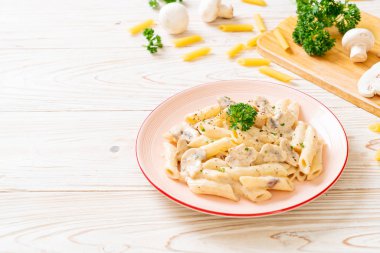 Makarna, mantarlı krema sosu.