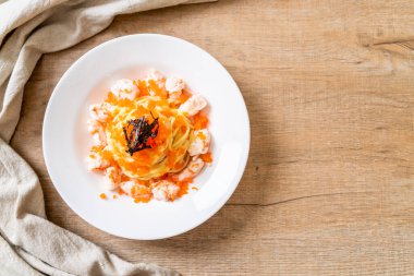 karidesler ve karides yumurtası ile spagetti kremsi