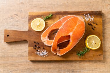 taze çiğ somon fileto biftek