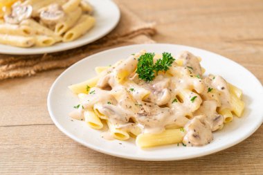 Makarna, mantarlı krema sosu.