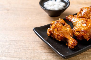 Soslu kızarmış tavuk.