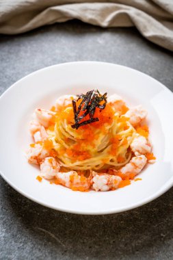 karidesler ve karides yumurtası ile spagetti kremsi