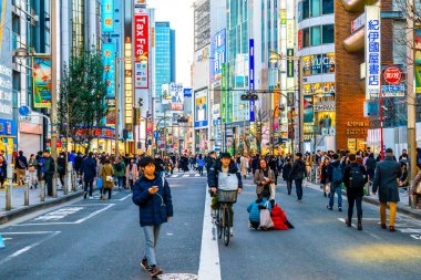 Tokyo, Japonya - 13 Ocak 2020: Shinj 'de yürüyen kalabalık