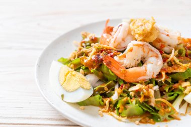 Kanat Fasulyesi ya da Betel Fındığı Karides ve Karidesli Baharatlı Salata