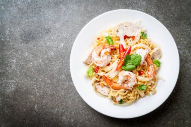 Baharatlı hazır erişte salatası ve karides.