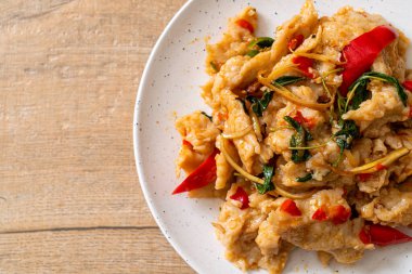 Kızarmış balık köftelerini biberle karıştır