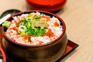 Haşlanmış yengeç ve pilav. Japon donburisi.