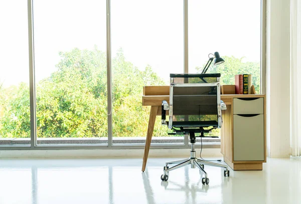 Tafel en stoel voor werkruimte thuis — Stockfoto