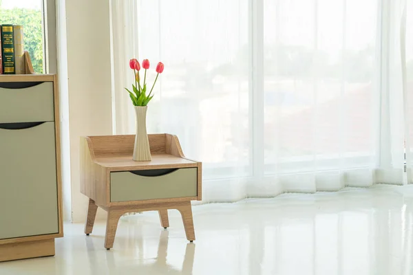 Tulipán en jarrón sobre tabla de madera decoración en una habitación — Foto de Stock