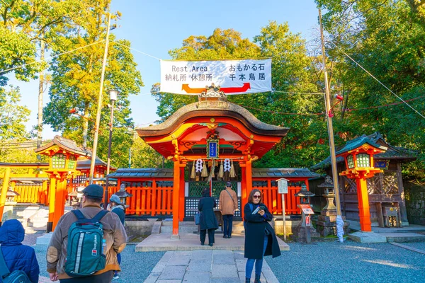 Kyoto, Japón - Jan 11, 2020: Turismo en Fushimi Inari Shrine i —  Fotos de Stock