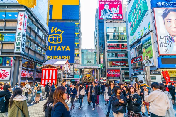 Osaka, Japan, Jan 11, 2020 : Tourists visiting Shinsaibashi Shop — ストック写真