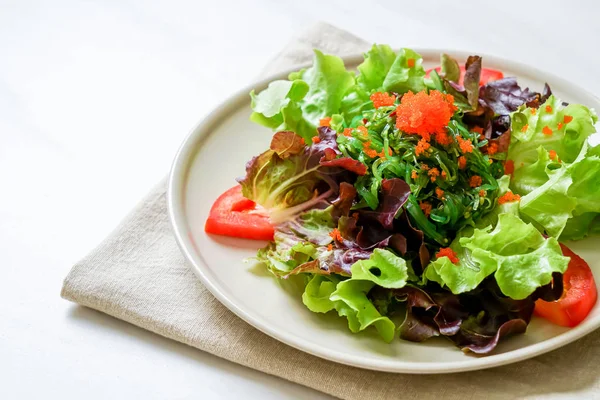 Vegetable salad with Japanese seaweed and shrimp eggs — Stockfoto