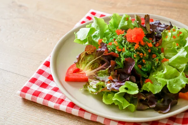 Salada de legumes com algas japonesas e ovos de camarão — Fotografia de Stock