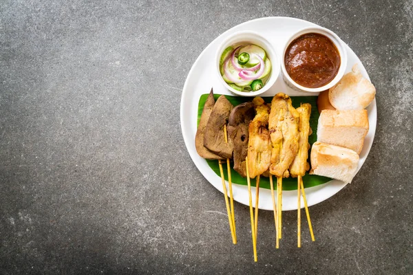 Sertés Satay az Ön mogyoró mártással és savanyúság, amelyek cucumbe — Stock Fotó