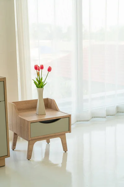 Tulipán en jarrón sobre tabla de madera decoración en una habitación — Foto de Stock