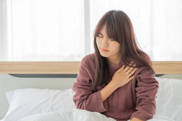 Wanita Asia Penyakit jantung di tempat tidur — Stok Foto