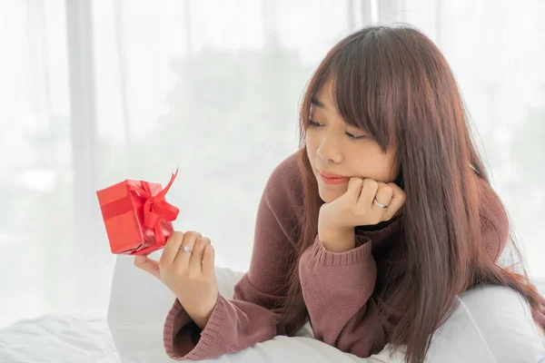 Mulheres asiáticas felizes em receber uma caixa de presente — Fotografia de Stock