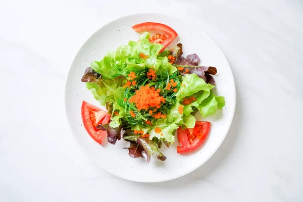 Salada de legumes com algas japonesas e ovos de camarão — Fotografia de Stock