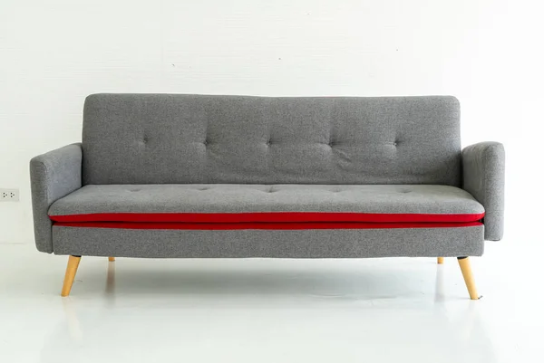 Graues Sofa im Wohnzimmer — Stockfoto