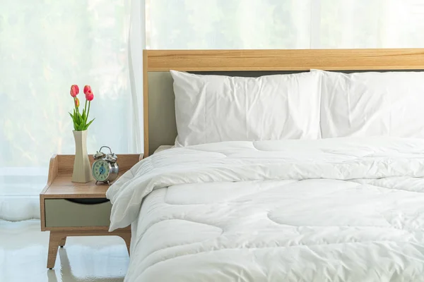 Белая подушка на декоре кровати в доме — стоковое фото