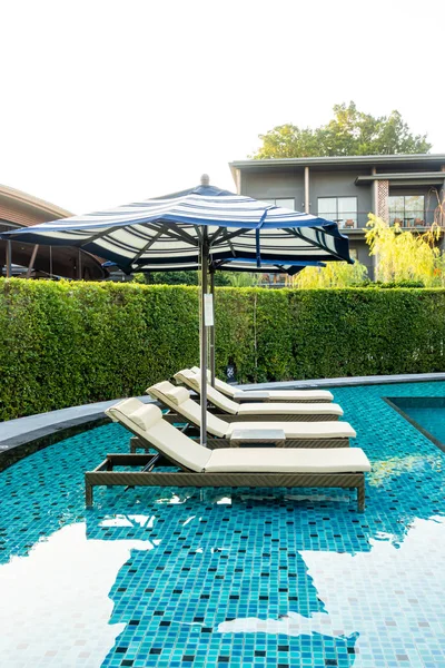 Sonnenschirm und Poolbett rund um das Freibad im Hotel RESO — Stockfoto