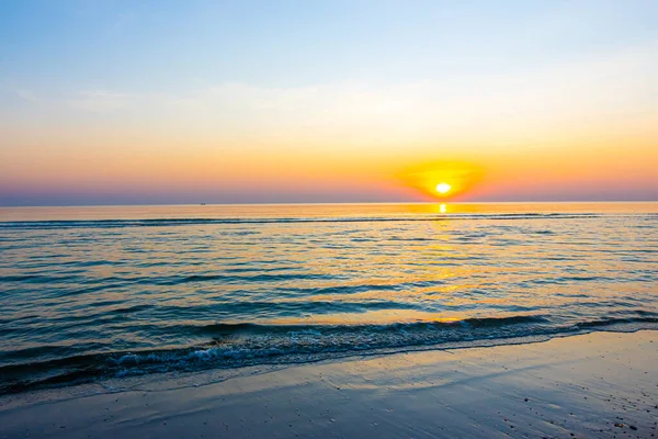 Amanecer o atardecer con cielo crepuscular y playa de mar — Foto de Stock