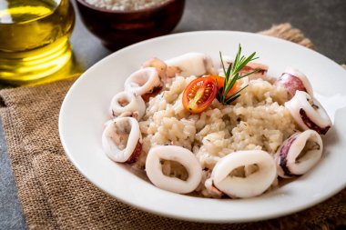 Kalamarlar veya ahtapot risotto