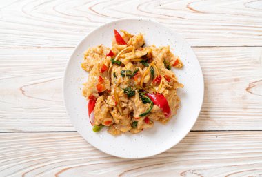 Kızarmış balık köftelerini biberle karıştır