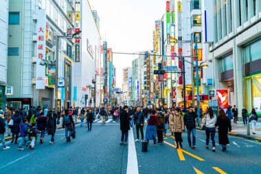 Tokyo, Japonya - 13 Ocak 2020: Shinj 'de yürüyen kalabalık