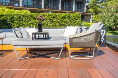 Bahçedeki balkonda veranda ve sandalye dekorasyonu.