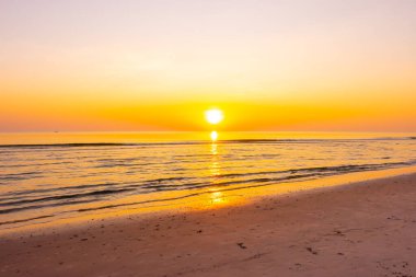 Alacakaranlık gökyüzü ve deniz plajı ile gün doğumu ya da gün batımı