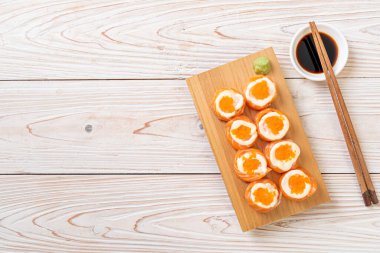 mayonez ve karides yumurta ile taze somon suşi rulo