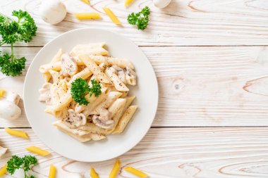 Makarna, mantarlı krema sosu.