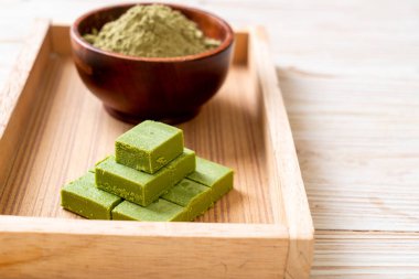 Taze ve yumuşak kibrit yeşil çay. 