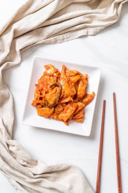 kimchi ile tavada kızartılmış domuz eti