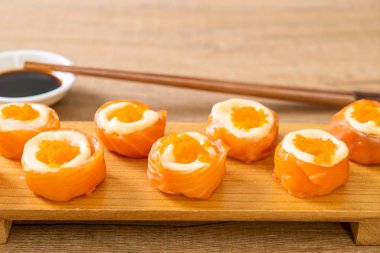 mayonez ve karides yumurta ile taze somon suşi rulo