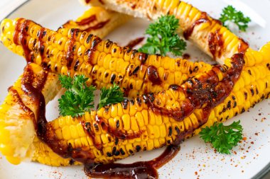 Kızarmış mısır ve bbq sosu.