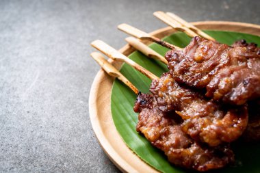 saptırılmış süt domuz beyaz yapışkan pirinç ile ızgara