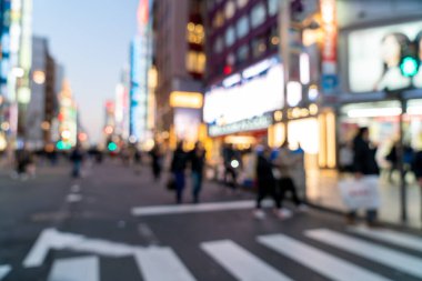 Tokyo, Japonya 'daki Shinjuku' da soyut bulanık alışveriş caddesi