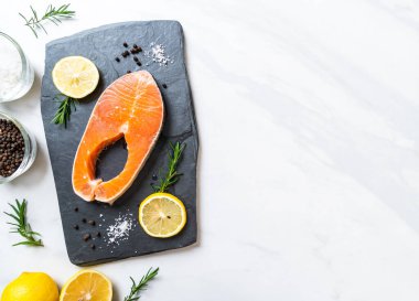 taze çiğ somon fileto biftek