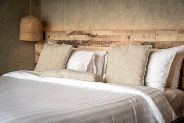 yatakta güzel rahat yastıklar