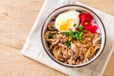 domuz eti pilav kasesi ile yumurta (Donburi) - Japon yemekleri 