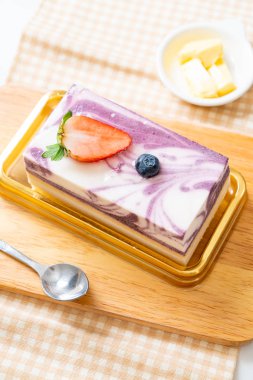 Lezzetli yaban mersinli yoğurtlu kek.